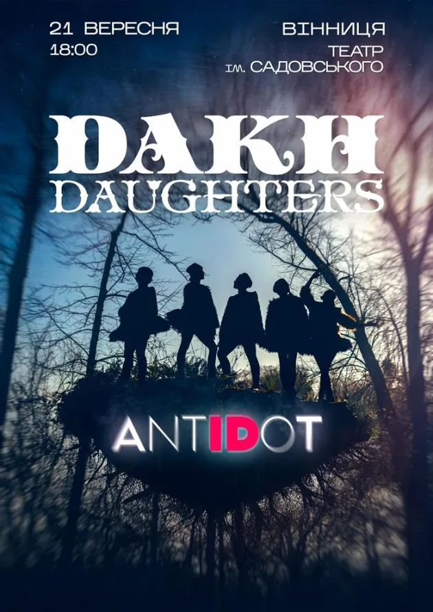 Қыздар шырынды және жалаңаш